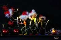 Fubby hängt Lichterketten an den Weihnachtsbaum.