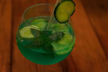 Gin cocktail met groene komkommer.