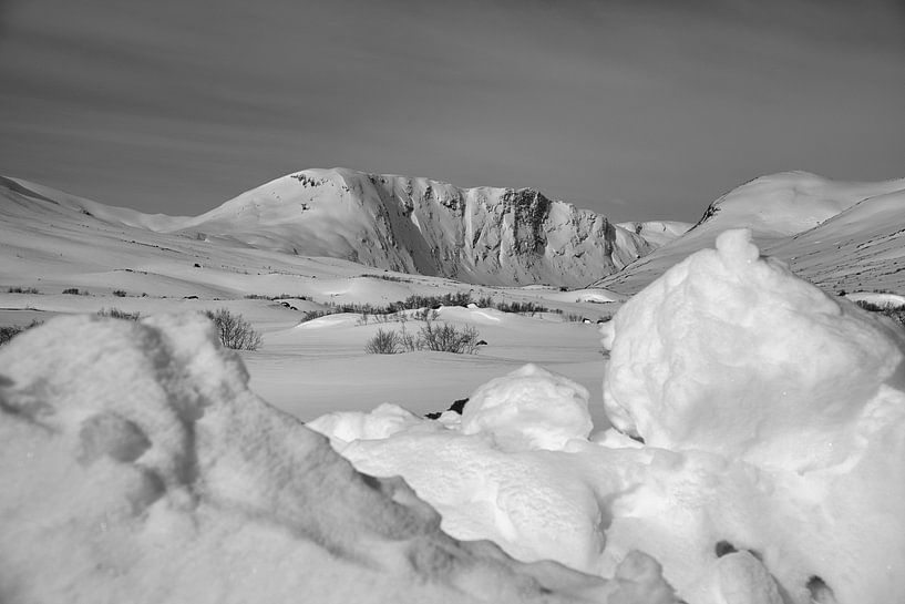 Norwegian high mountains, snow-covered mountains and landscape in black and white by Martin Köbsch