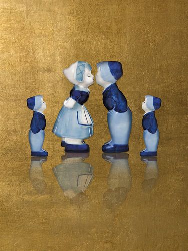 Family delft blue kissing couple with gold