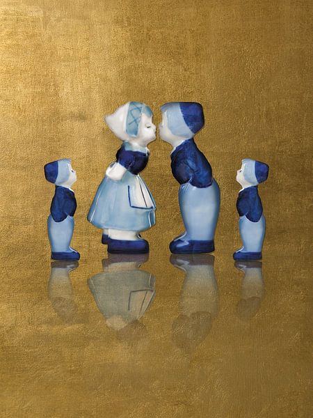 Famille delft bleu couple embrassant avec or par Mijke Konijn