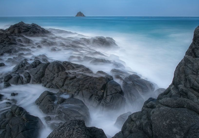 Bewegen Meerwasser Felsen an der Küste von Lombok. von Marcel van Balken