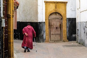 Oude man met wandelstok in de medina van Rabat Marokko van Dieter Walther