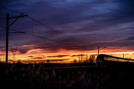 Trein bij ondergaande zon von Jack Vermeulen