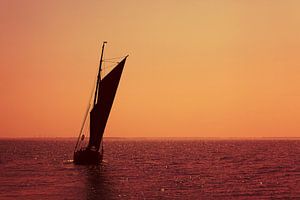 Segelboot auf dem Meer im Sonnenuntergang