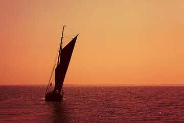 Zeilboot op zee bij zonsondergang van Frank Herrmann