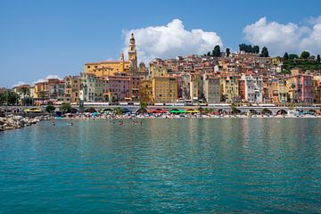 Uitzicht op Menton bij de Côte d'Azur van Linda Schouw