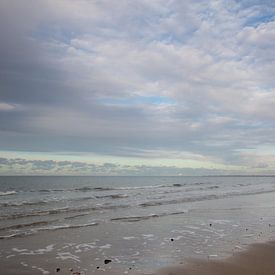 Reflecties op een nat strand bij zonsondergang van Klaas Hollebeek