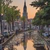 Delft - grand coucher de soleil de l'église. ciel bleu orange. canal sur Erik van 't Hof