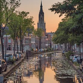 Delft - grand coucher de soleil de l'église. ciel bleu orange. canal sur Erik van 't Hof