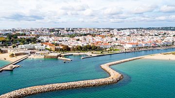 Luchtfoto van het stadje Lagos in de Algarve van Portugal van Eye on You