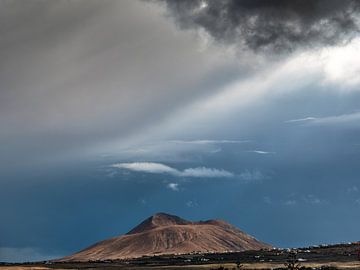 Slecht weer op komst boven vulkaan op Fuerteventura van Harrie Muis