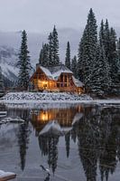 Gemütliche Hütte am See im Winter