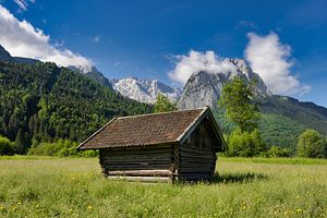 Ländliche Holzhütte vor der imposanten Kulisse des Wettersteingebirges, Garmisch-Partenkirchen