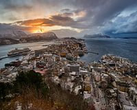 Ålesund von Aksla aus bei Sonnenuntergang im Winter