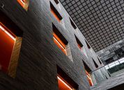 Architectuur in grijs en oranje van Gerard Lakerveld thumbnail