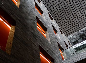 Architectuur in grijs en oranje van Gerard Lakerveld