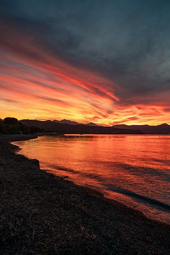 Zonsondergang op Elba met uitzicht op zee & met een boot