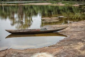 Auf einem Fluss in Surinam vertäutes Holzkanu