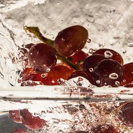Rote Weintrauben fallen in Wasser 2 von Marc Heiligenstein