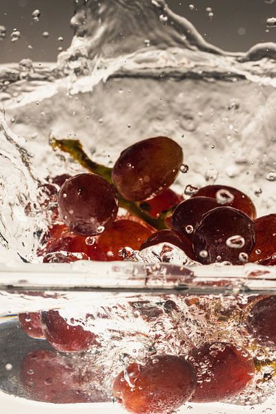 Rote Weintrauben fallen in Wasser 2 von Marc Heiligenstein