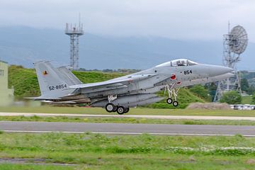 Take-off van 2 Japanse McDonnell Douglas F-15J Eagles.