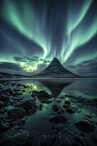 Aurora Crown – Fine-Art Noorderlicht boven Kirkjufell