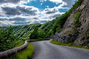 Eine kurvenreiche Bergstraße