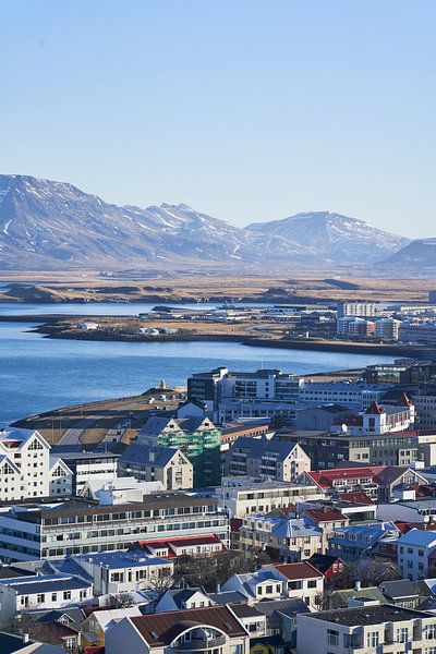 Stille zwischen Bergen und Stadt von Jim Plaum