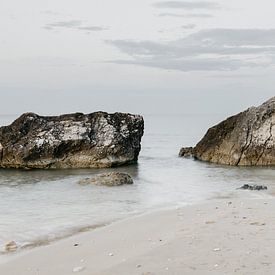 Des rochers dans la mer, Italie sur Stephanie Egberts