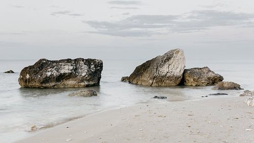 Des rochers dans la mer, Italie sur Stephanie Egberts