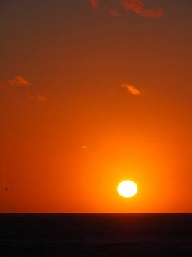 Bloedrode zonsondergang aan zee - Sylt van Edeltraut K. Schlichting