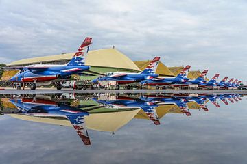 Spiegelbeeld: de vliegtuigen van de Patrouille de France.