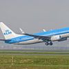Take-off KLM Boeing 737-800 passagiersvliegtuig. van Jaap van den Berg