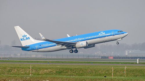 Take-off KLM Boeing 737-800 passagiersvliegtuig. van Jaap van den Berg