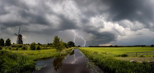 Rolwolk en bliksem bij Molen de Zwaan Vinkel