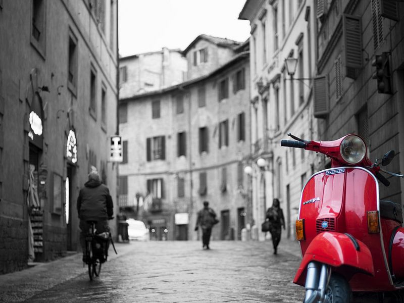 Roter Vespa Piaggio in der atmosphärischen italienischen Straße von Bart van der Borst