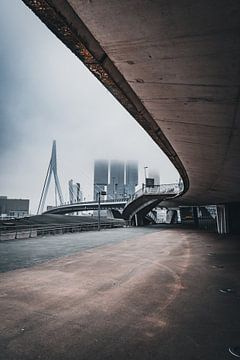 Rotterdamse architectuur op een mistige dag van vedar cvetanovic