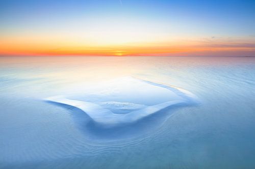 Een mooie zonsondergang boven het IJsselmeer op het strand bij Workum in Friesland