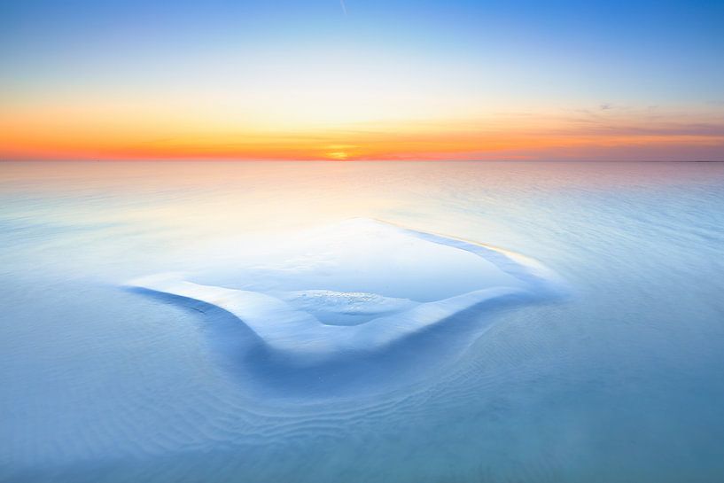 Een mooie zonsondergang boven het IJsselmeer op het strand bij Workum in Friesland van Bas Meelker