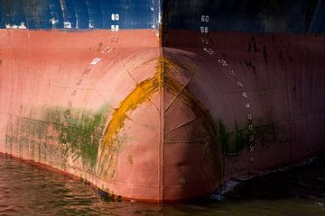 De details van een gehavende boeg van een vrachtschip van scheepskijkerhavenfotografie