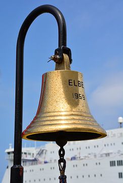 The ship's bell of the tug Elbe by scheepskijkerhavenfotografie