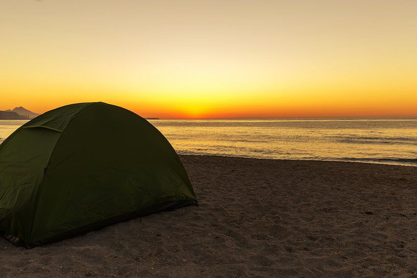 Zelt am Meeresstrand im Sonnenuntergang von Frank Herrmann