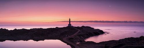Eiland Menorca in de zachte zonsopgang bij de vuurtoren van Favaritx.