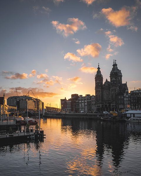 Sonnenaufgang im November in Amsterdam Nr. 3 von Alexander Tromp