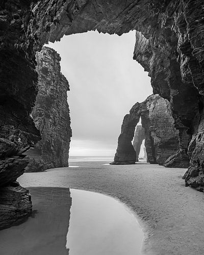 Praia das Catedrais (Playa de las Catedrales) in Zwart-Wit, Galicië