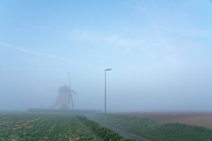 Brume matinale au moulin dans le champ