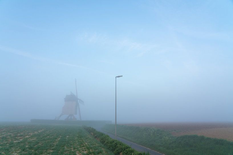 Morgennebel an der Mühle auf dem Feld von Marcel Derweduwen