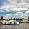 Bateau à pagaies sur l'Elbe devant Landungsbrücken dans le port de Hambourg sur Dieter Walther