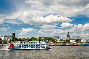 Bateau à pagaies sur l'Elbe devant Landungsbrücken dans le port de Hambourg sur Dieter Walther